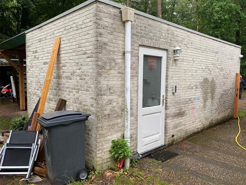 Muur voor softwash reinigen